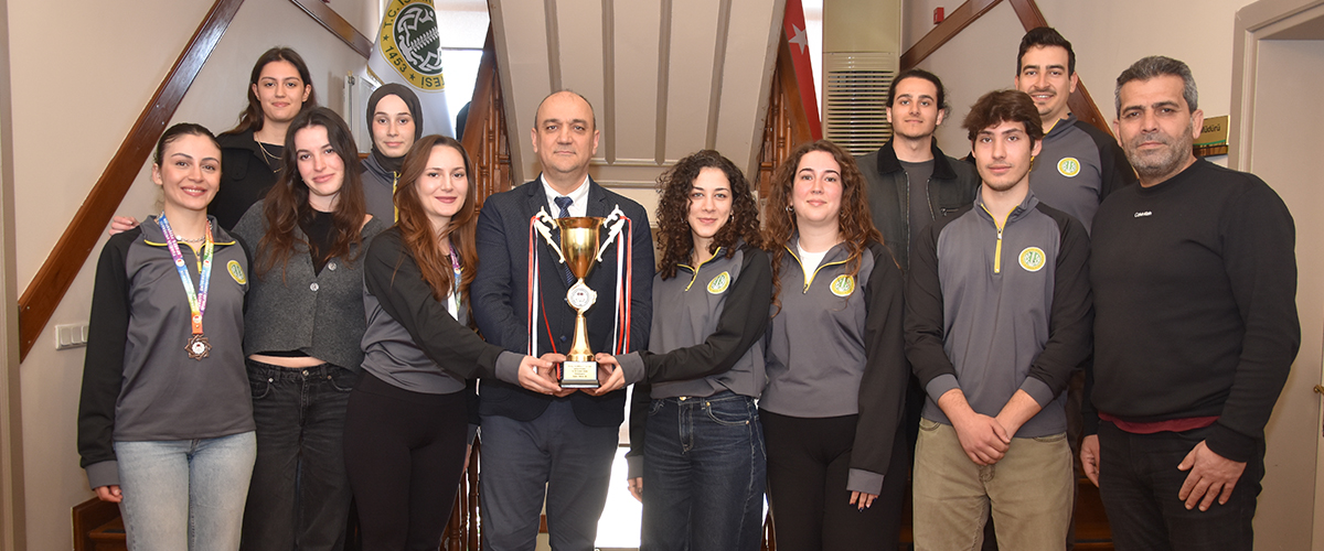 Kadın Snowboard Takımımızdan Kupa Takdimi